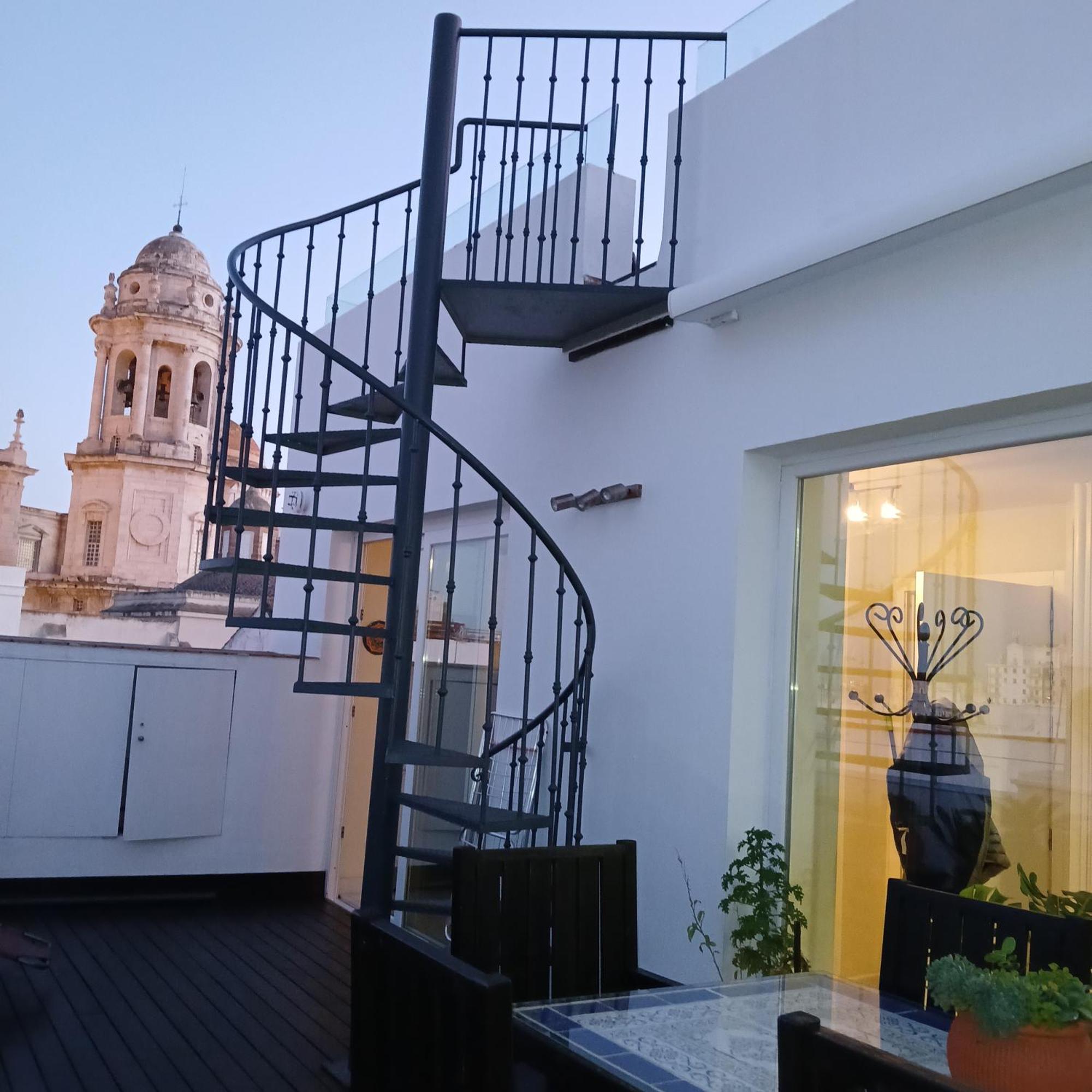 Апартаменты ***** Attic With Impressive Views And Jacuzzi Кадис Экстерьер фото