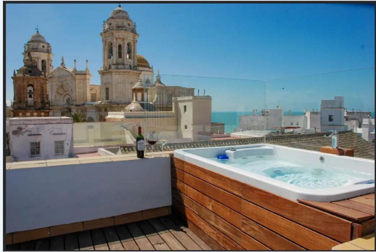Апартаменты ***** Attic With Impressive Views And Jacuzzi Кадис Экстерьер фото