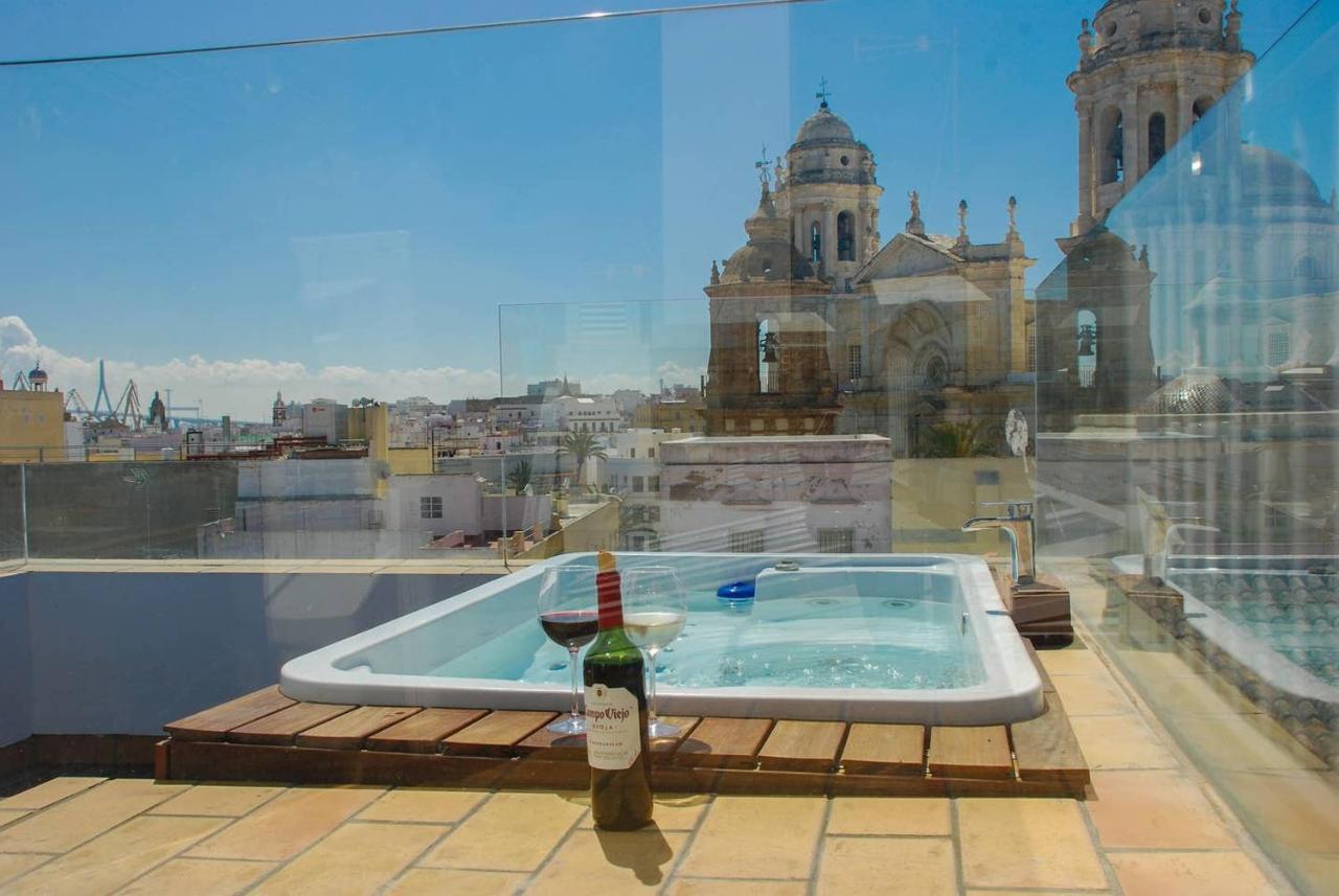 Апартаменты ***** Attic With Impressive Views And Jacuzzi Кадис Экстерьер фото